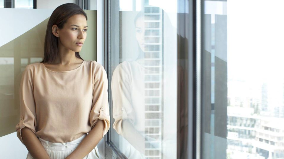 Если осенью дует из пластиковых окон, не стоит винить «летний режим»: причина в другом