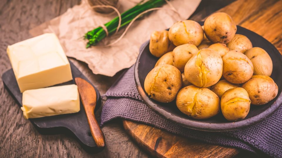 Огромную кастрюлю молодого картофеля почистите за 2 минуты: больше никакой мороки