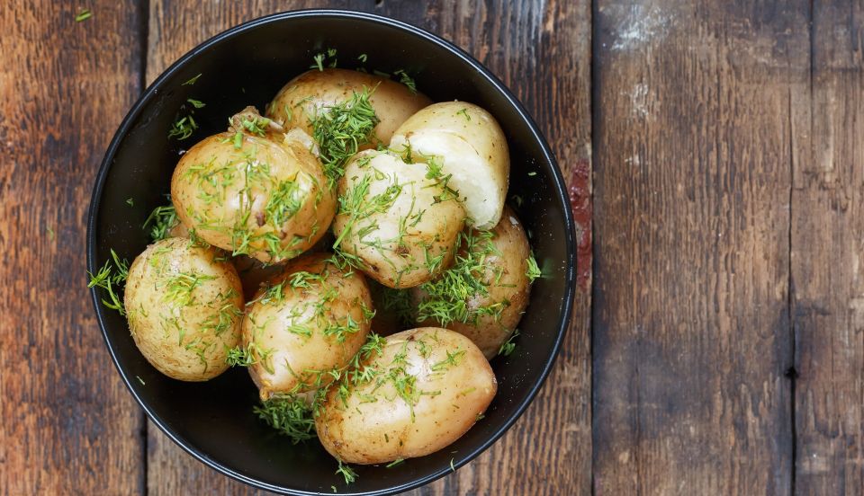 Отварная молодая картошка мигом станет еще ароматнее: добавьте 2 простых ингредиента
