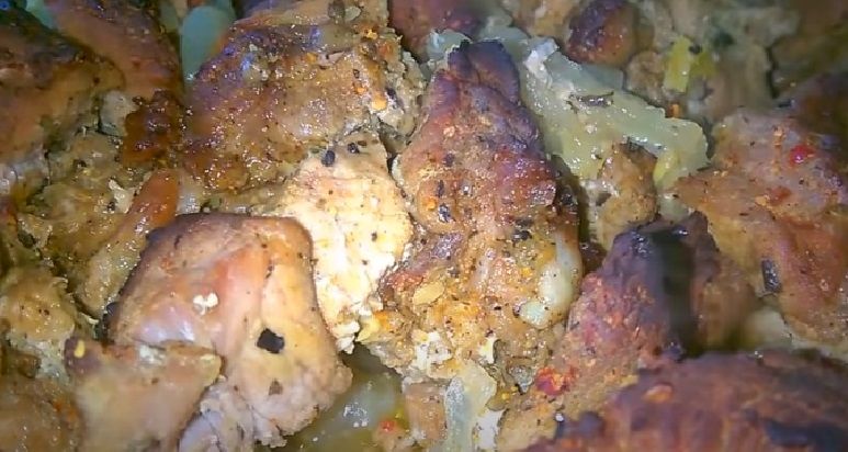 Необычный шашлык в духовке на луковой подушке