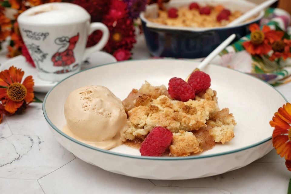 Крамбл с персиками и яблоками: весенний десерт, который покорит сердца