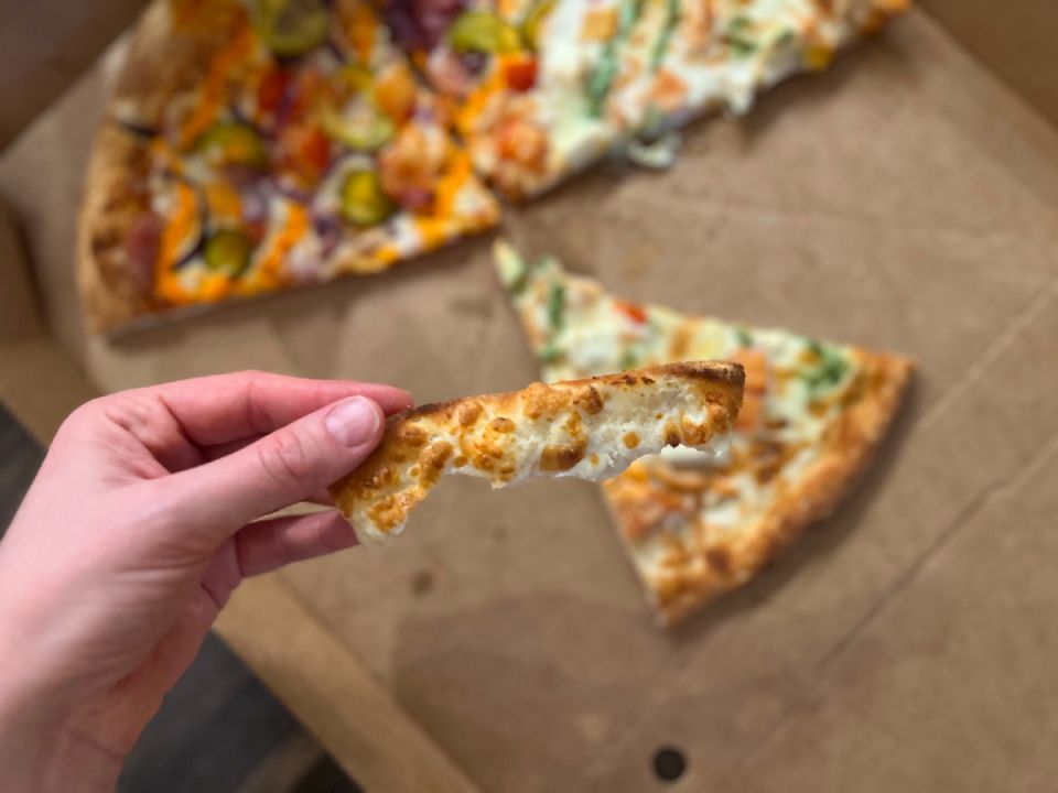 На что обратить внимание, если решитесь доедать корочки пиццы