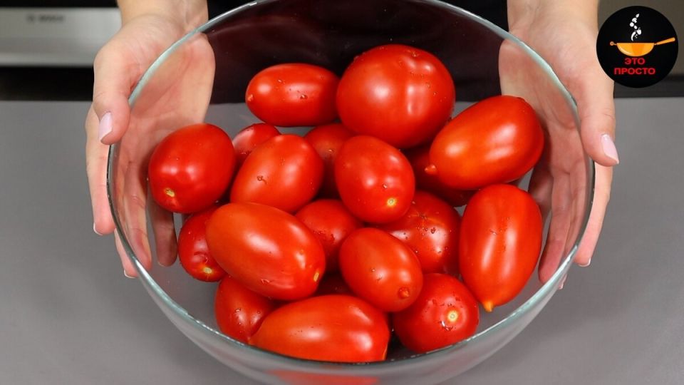 Летние заготовки: три простых рецепта помидоров на зиму