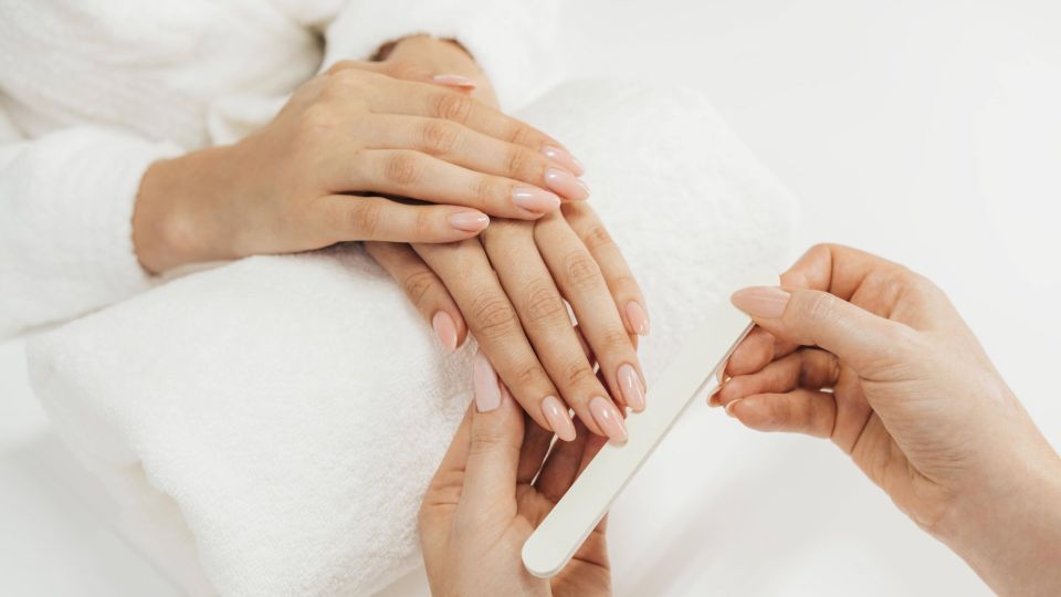 Этот маникюр — спасение для сухой кожи рук: даже кутикулу обрезать не придется