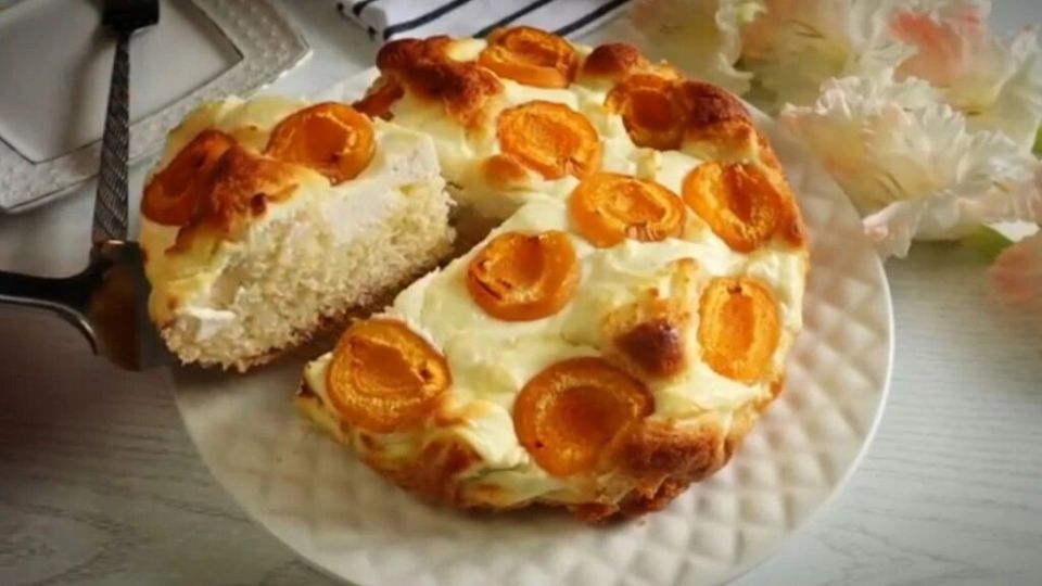 Нежный творожный пирог с абрикосами: простое лакомство за 10 минут