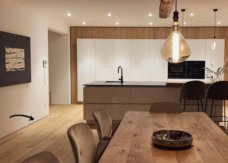 Плинтусы в прошлом: как современный интерьер избавляет от пыли и неудобств