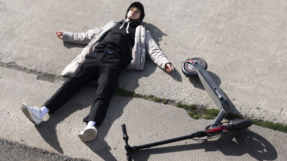 На дороге без правил: как незначительный инцидент с самокатом стал причиной серьезных последствий для водителя