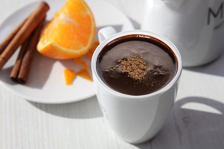 Горячий шоколад с апельсином и корицей: уют в каждой чашке