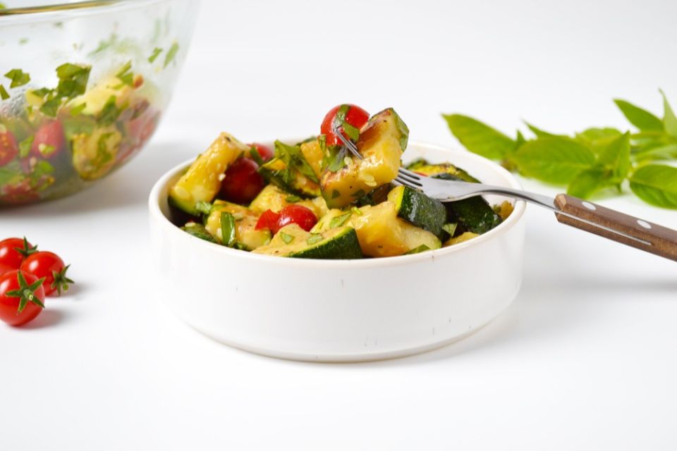 Салат с жареными кабачками и помидорами: легкий и вкусный способ насладиться летом