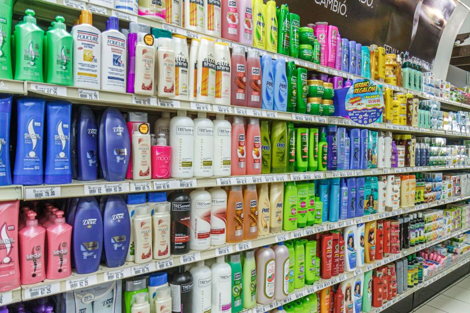 Вот зачем хозяйки покупают дешевый шампунь целыми упаковками: тоже начнете так делать