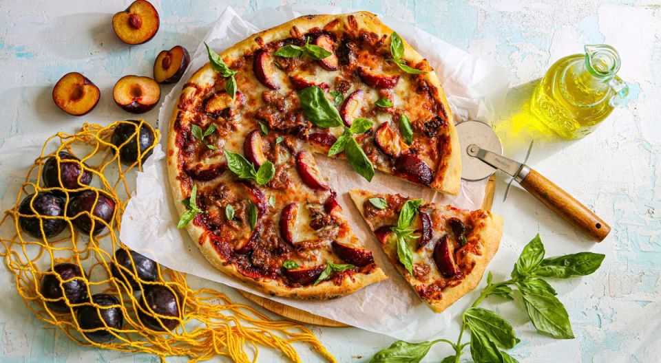 Необычное сочетание: пицца со сливами и голубым сыром покоряет сердца гурманов