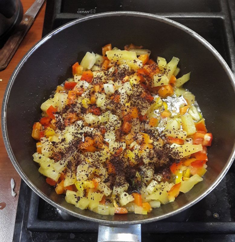 Новый взгляд на классическое: тушеная капуста с креветками и ананасами