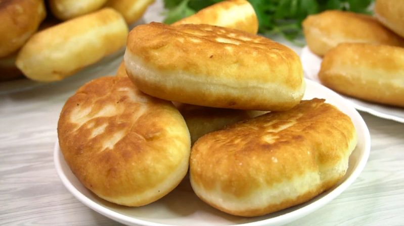 Пирожки, которые поднимаются за считанные минуты: быстрое тесто на кипятке с двумя невероятными начинками