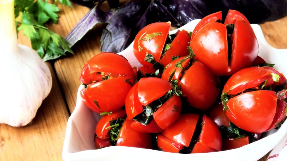 Малосольные помидоры: идеальное лакомство для летних застолий