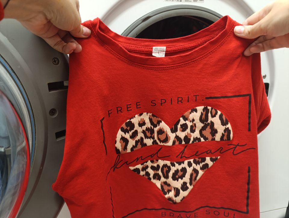 Секреты ухода за цветным бельем: сохраняйте яркость без усилий