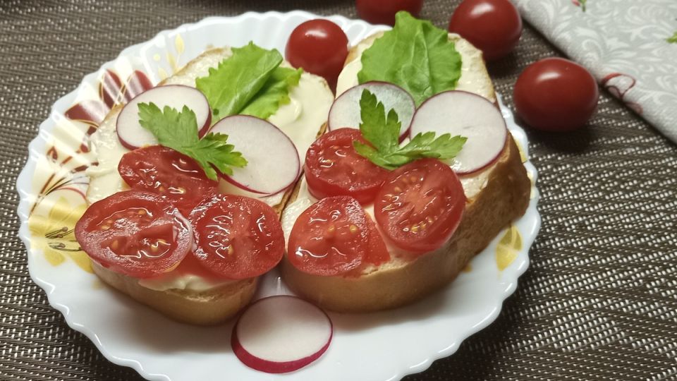 Ароматные бутерброды с плавленым сыром и овощами