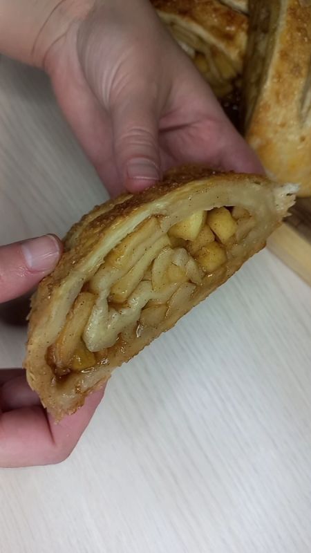 Нежный рулет с яблоками и корицей: идеальный осенний десерт