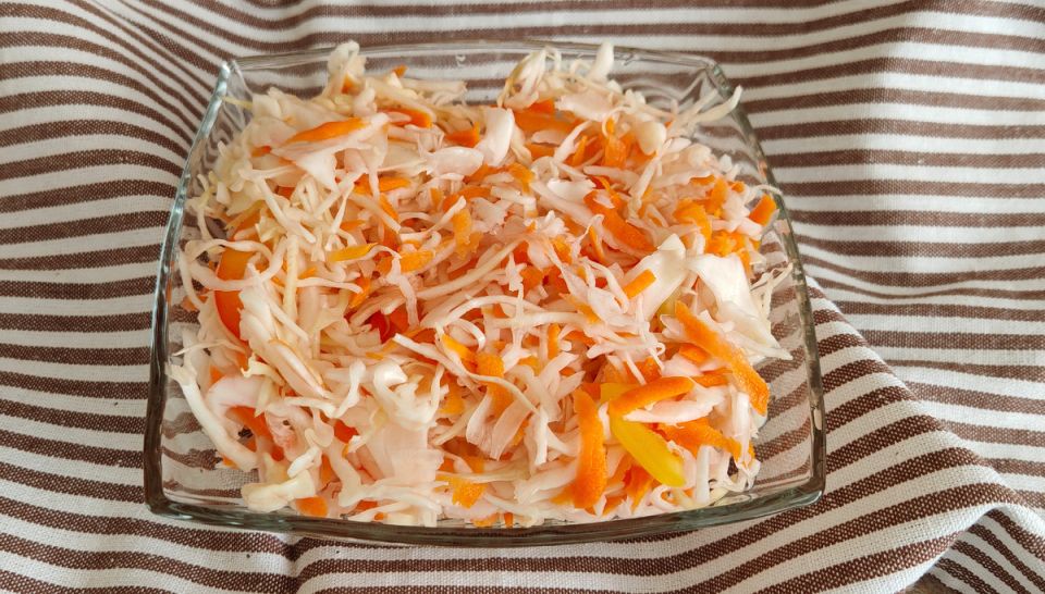 Как правильно замариновать капусту: простой и вкусный рецепт на зиму