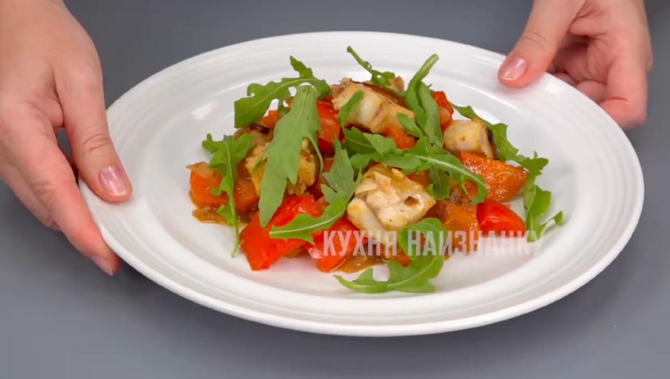 Нежная рыба под овощным облаком: как минтай станет любимым блюдом всей семьи