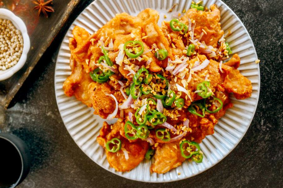 Цыпленок с солью и перцем: как приготовить хрустящие куриные бедрышки