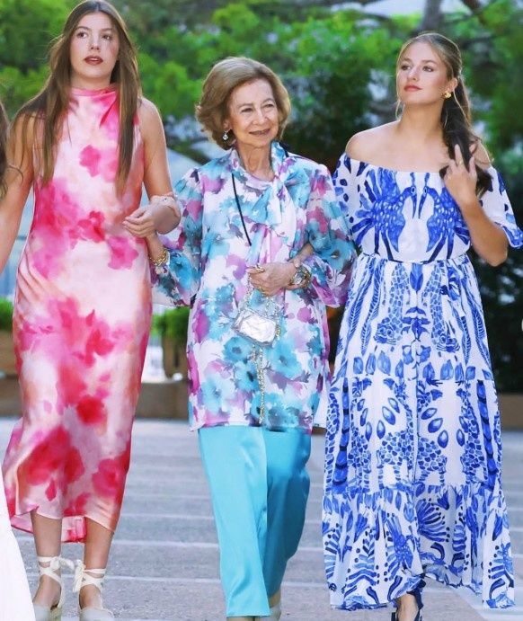 Как поколения могут объединиться через стиль: бабушка и внучки в одном образе