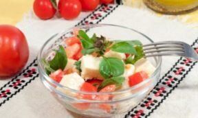 Необычный салат с брынзой и помидорами: идеальное сочетание вкусов