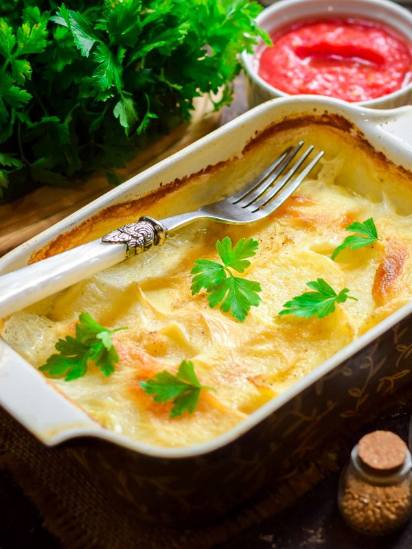 Как порадовать гостей: нежнейшие картофельные ломтики с молочным соусом