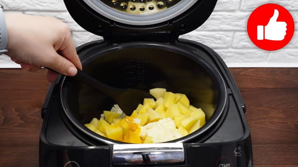 Сытный обед в мультиварке: картошка с фаршем и грибами для всей семьи