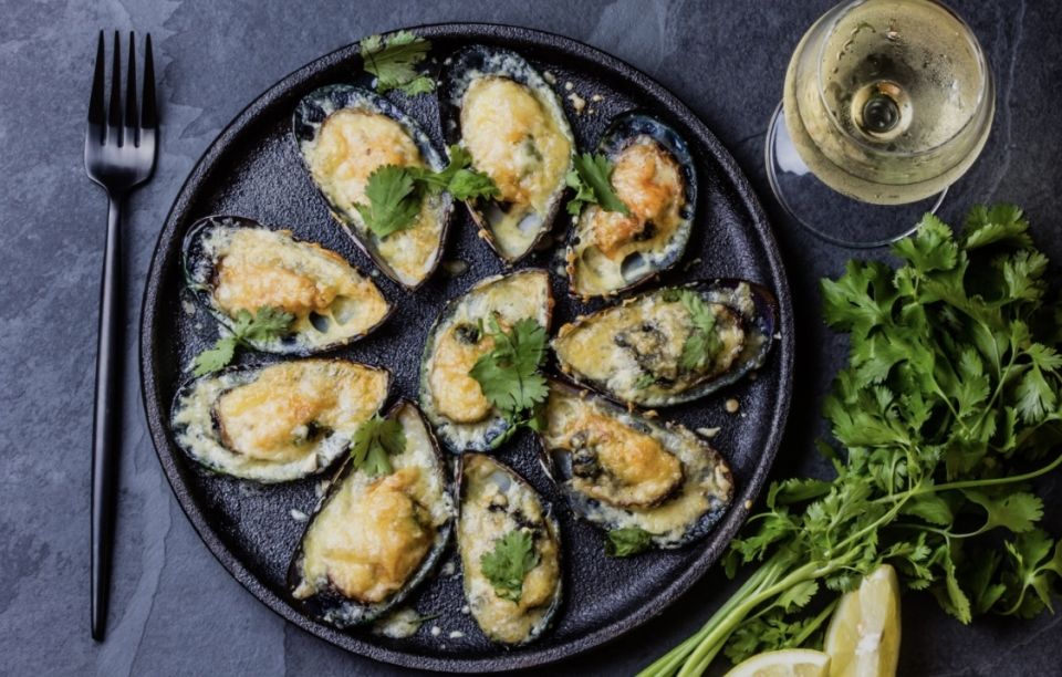 Запеченные мидии с сыром и острым соусом: как удивить гостей настоящим кулинарным искусством