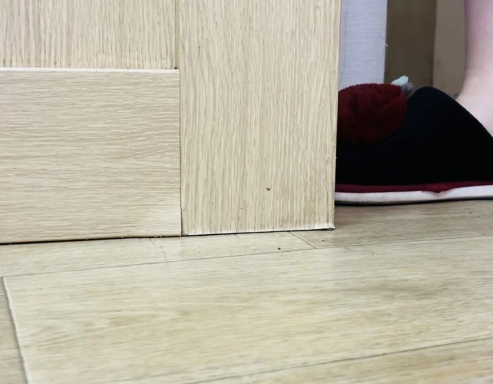 Как за пять минут устранить проблему задевающей двери: простое решение