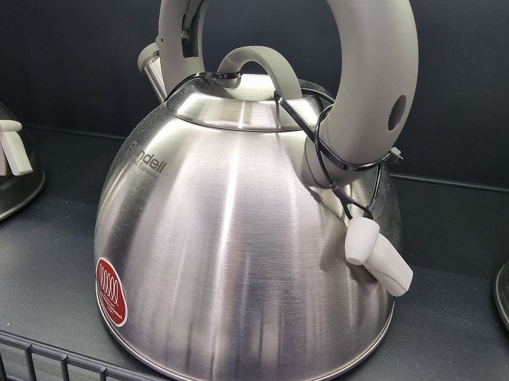 Засияет лучше нового: вот что поможет очистить металлический чайник от жира – копеечный способ