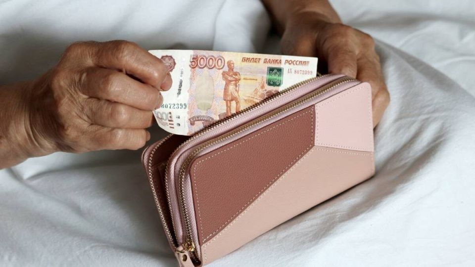 Кому и сколько повысят пенсии в декабре 2025 года