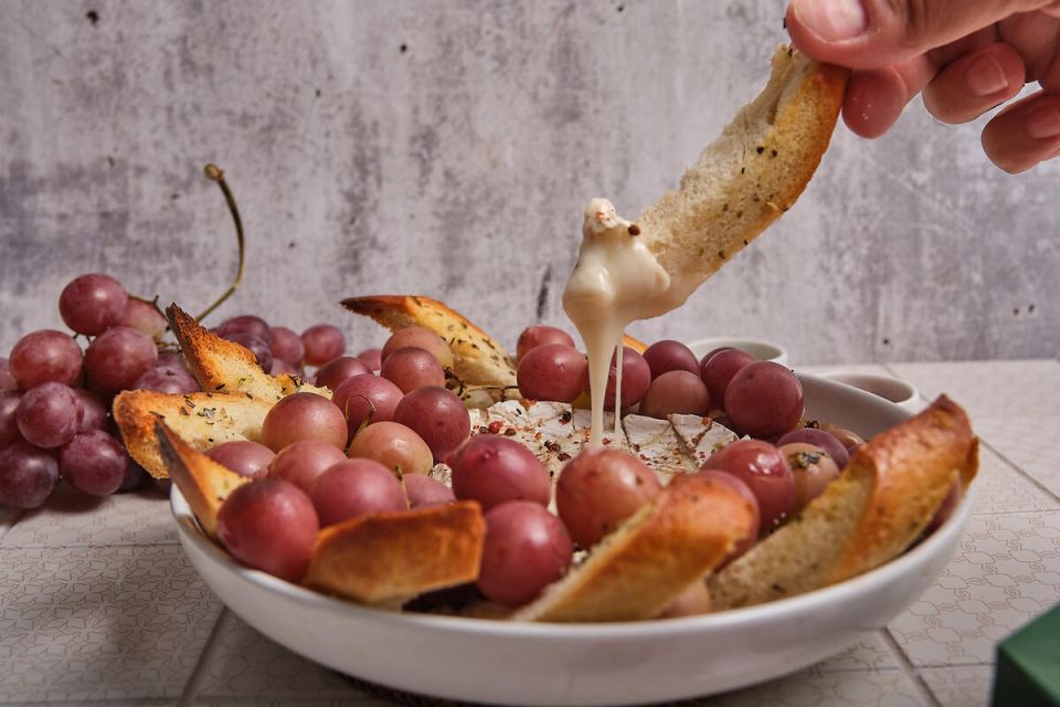 Загляните в мир гастрономических удовольствий: запечённый камамбер с виноградом