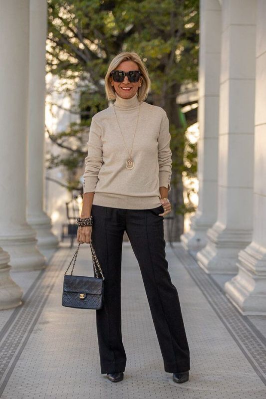 Стильные идеи: как носить теплые водолазки женщинам за 50