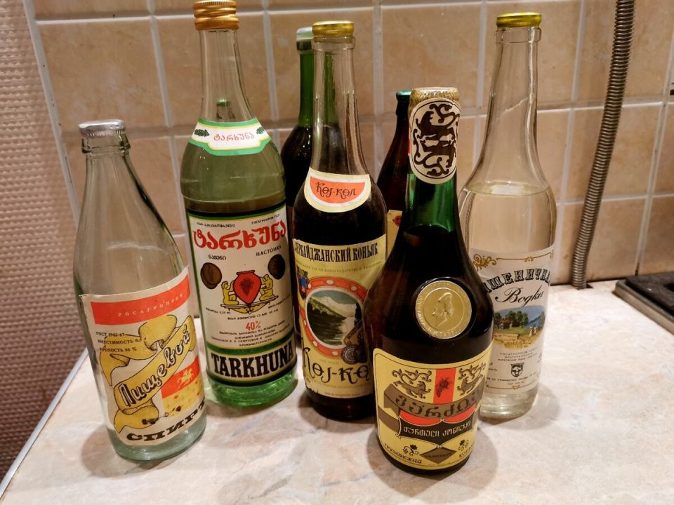 Неожиданный подарок: соседка наградила семью уникальным набором советского спиртного