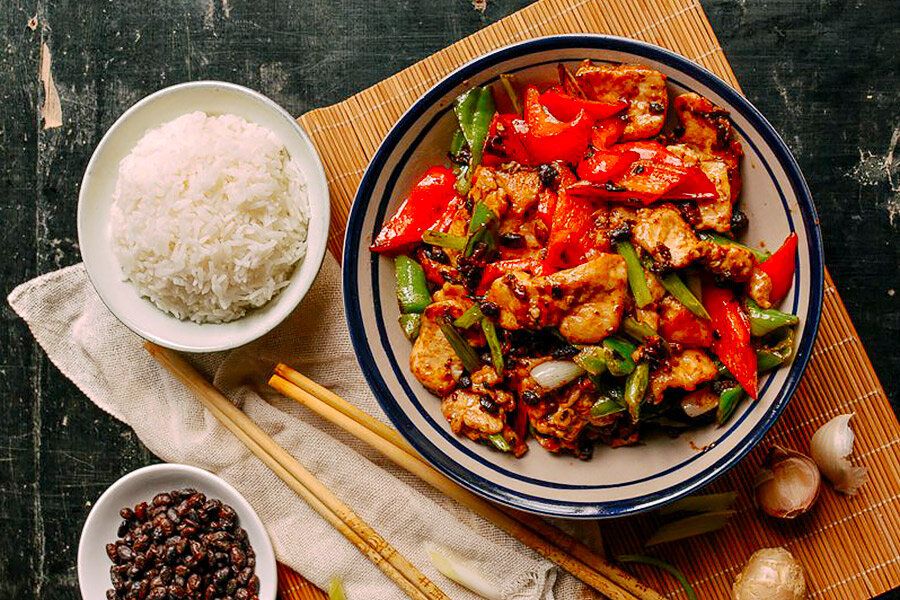 Курица с соусом из ферментированных бобов: новый взгляд на классическое блюдо