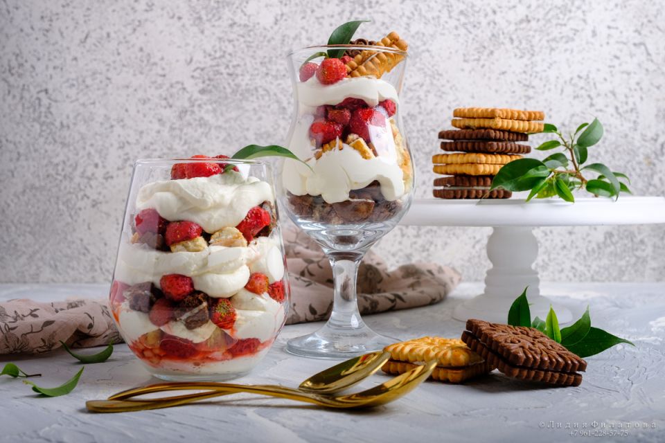 Трайфл с ягодами и взбитыми сливками: простой рецепт для непринужденного десерта