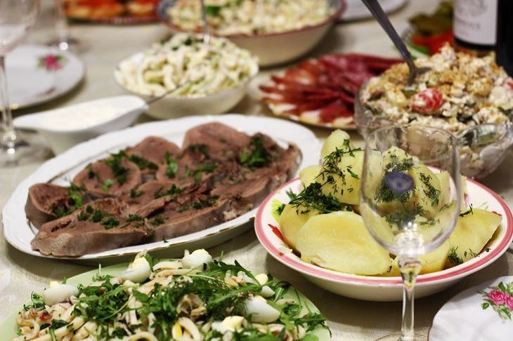 Диетолог назвала россиянам способы помочь желудку в новогоднюю ночь: вот что нельзя делать