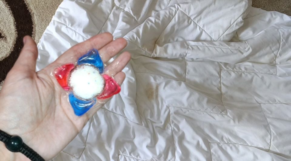 Как эффективно постирать большое одеяло без стиральной машины