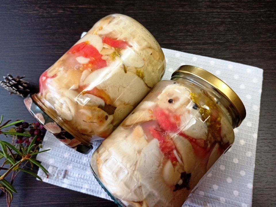 Грузди с помидорами: оригинальный рецепт засолки на зиму