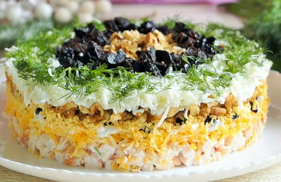 Салат Марсель: сочетание копченой курицы и чернослива для вашего стола