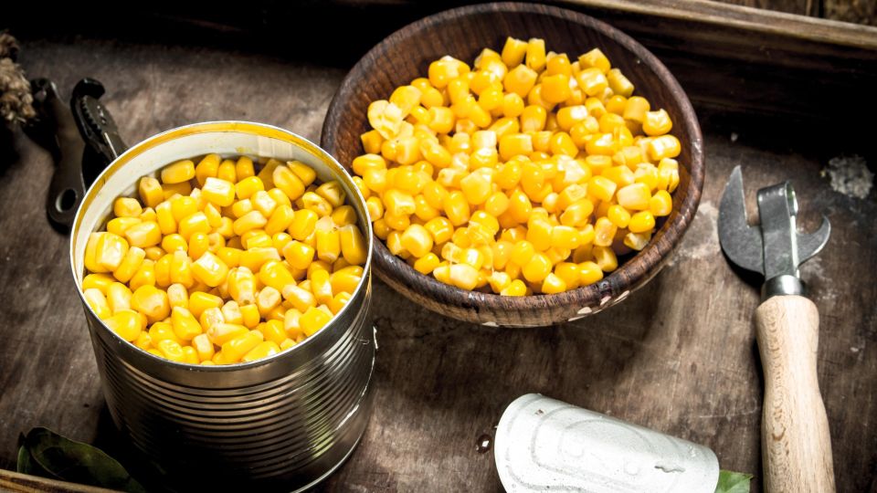 Не сливайте воду из-под кукурузы в раковину: хозяйки давно уже нашли ей применение