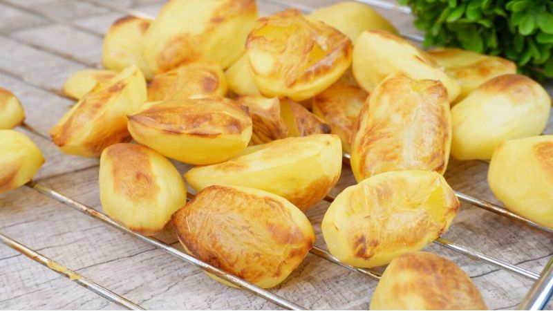 Первые пробы запеченного картофеля: идеальный напиток для души