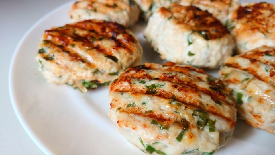 Куриные котлеты с сыром и зеленью: легкий и вкусный рецепт для домашнего ужина