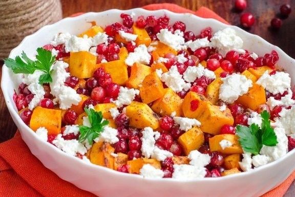 Тыквенная симфония: запеченная тыква с клюквой и сыром