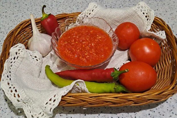Аджика без варки с чесноком и хреном: простой способ сохранить вкус лета