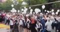 На Последнем звонке в школе 18 выпускники попрощались с любимой школой красочно и торжественно