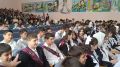 Прощаются с родной школой и ученики лицея 13 им. Р. Гамзатова. В актовом зале образовательного учреждения выпускники под бурные овации вышли на сцену