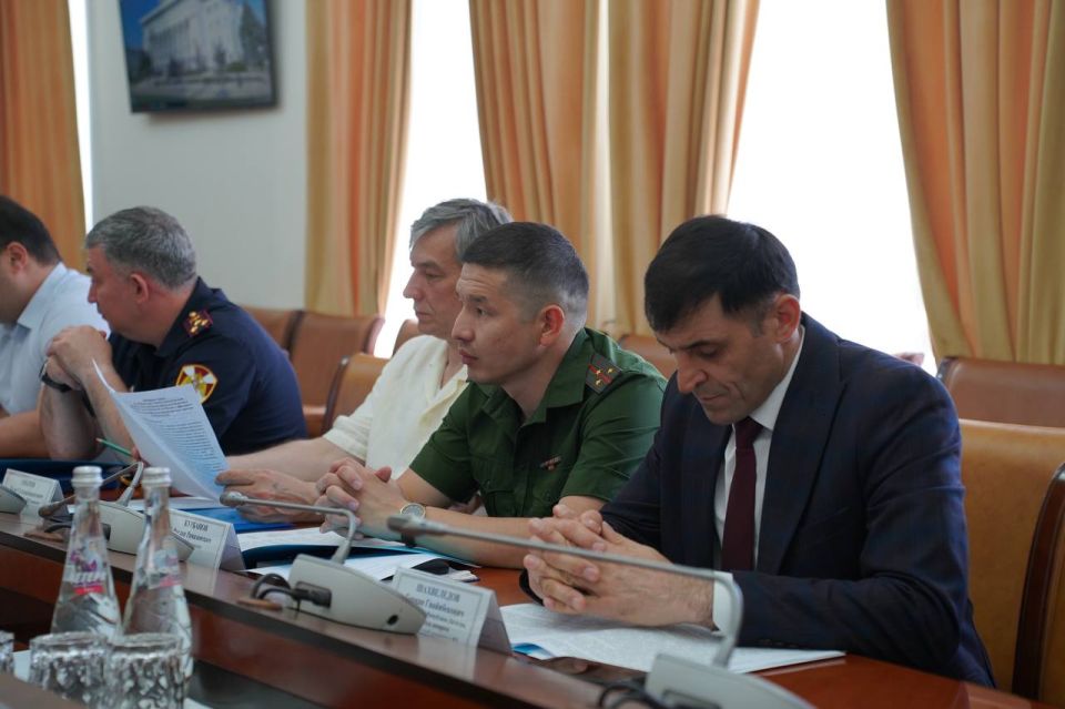 В здании Правительства РД под руководством вице-премьера республики Рамазана Джафарова проходит заседание Антинаркотической комиссии