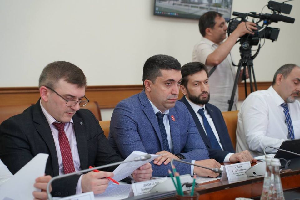 В здании Правительства РД под руководством вице-премьера республики Рамазана Джафарова проходит заседание Антинаркотической комиссии